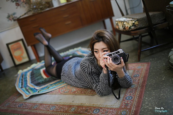 Chandail en velours côtelé gris pour femmes, Chae Eun, coréen, asiatique, appareil photo, allongé sur le devant, brune, les pieds en l'air, le visage couvert, Fond d'écran HD