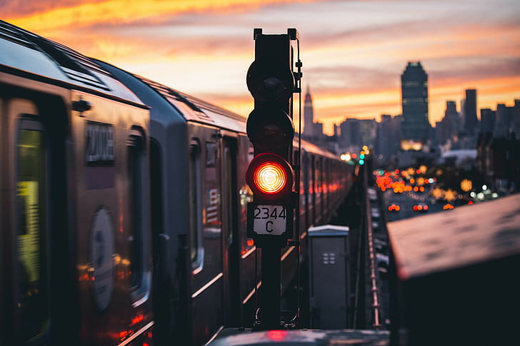 черна улична светлина, селективен фокус снимка на влак със светлини, градски пейзаж, влак, HD тапет