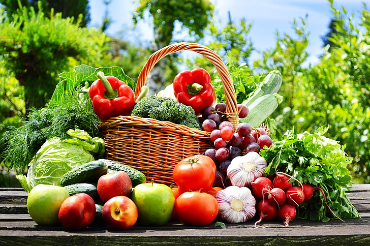 асорти плодове и зеленчуци, природа, кошница, ябълки, грозде, пипер, плодове, зеленчуци, домати, зеле, краставици, чесън, репички, HD тапет
