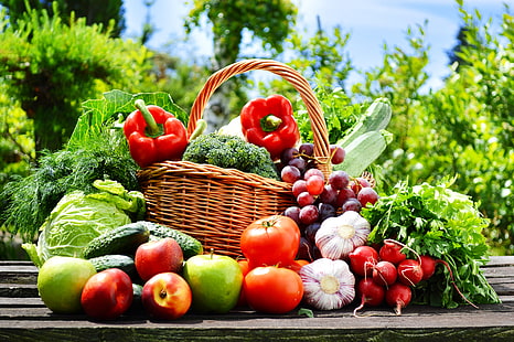 果物と野菜の盛り合わせ、自然、バスケット、リンゴ、ブドウ、コショウ、果物、野菜、トマト、キャベツ、きゅうり、ニンニク、大根、 HDデスクトップの壁紙 HD wallpaper