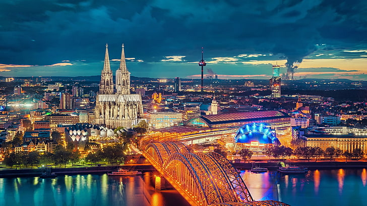 夜間、都市、都市の景観、ドイツ、ケルン、ケルン大聖堂、橋、夜に青空の下で建物の近くの水域間の橋、 HDデスクトップの壁紙