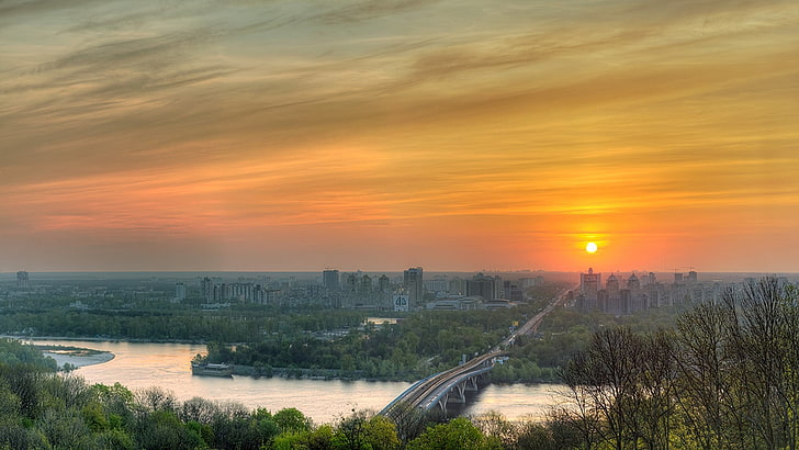 flod nära stadsbilden under gyllene timmets tapet, solen, träd, floden, våren, Ukraina, Kiev, Dnepr, stadsutsikt, Rusanivsky-bron, HD tapet
