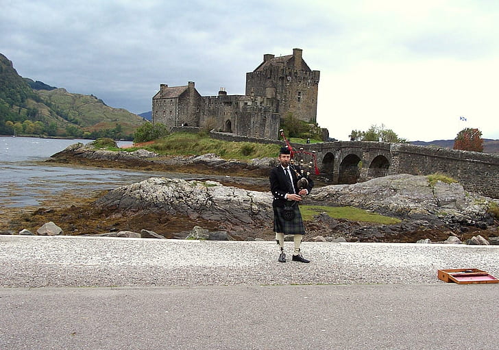 A Piper's Welcome To Eilean Donan Castle, castle, scotland, bagpiper, nature and landscapes, HD wallpaper