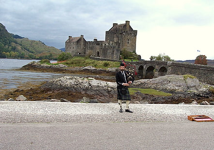 Bienvenido de Piper a Eilean Donan Castle, castillo, escocia, gaitero, naturaleza y paisajes, Fondo de pantalla HD HD wallpaper