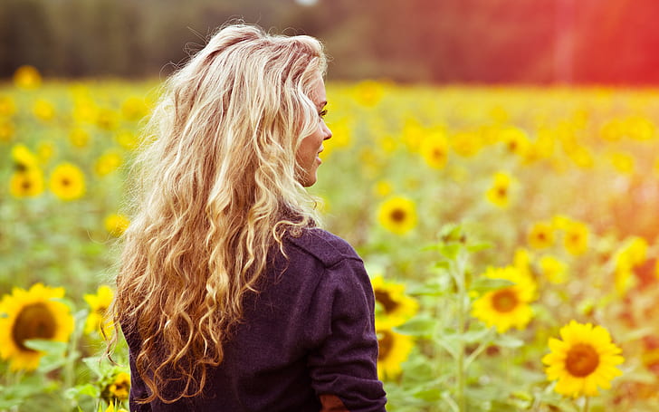 поле, лято, момиче, светлина, слънчогледи, цветя, лице, усмивка, топлина, настроение, поляна, коса, гръб, цвят, яке, HD тапет