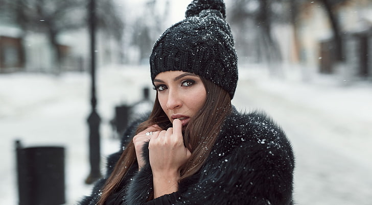 Alexey Slesarev, donne, modello, ritratto, guardando spettatore, occhi castani, brunetta, profondità di campo, nevica, neve, cappello lanoso, pellicce, donne all'aperto, cappotto nero, berretto di lana, Pubblico, Sfondo HD