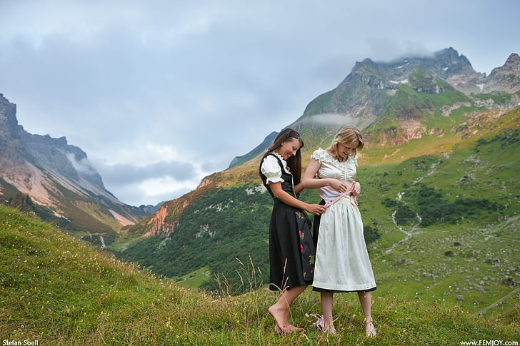 брюнетки блондинки жени планини лесбийки хълмове фемджой списание бавария живописни усмивки белинда ливада Природа планини HD изкуство, блондинки, брюнетки, HD тапет