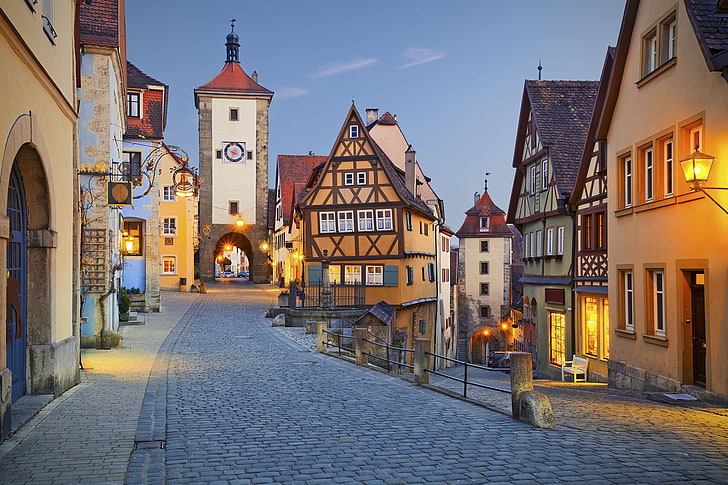 brązowo-beżowa tapeta cyfrowa wioska, światła, ulica, wieża, dom, wieczór, Niemcy, łuk, Fachwerk, Rothenburg, Tapety HD