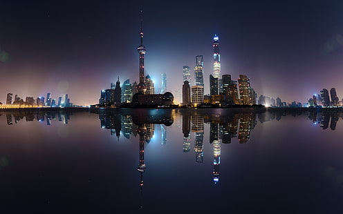 градски пейзаж на високи сгради, фотография на градски силует през нощта, Шанхай, Китай, град, градски пейзаж, небостъргач, кула, вода, море, отражение, нощ, светлини, сграда, продължителна експозиция, HD тапет HD wallpaper