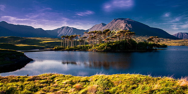 การถ่ายภาพทิวทัศน์ของต้นไม้บนเกาะในทะเลสาบใกล้ภูเขาภายใต้ท้องฟ้าแจ่มใสในตอนกลางวัน, Derryclare Lough, Summer Time, Time 