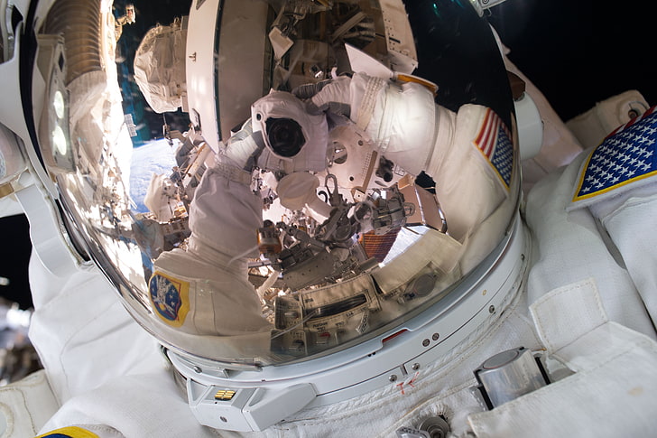 бело-коричневая керамическая статуэтка, космос, вселенная, космонавт, HD обои