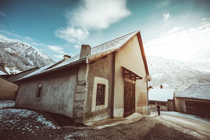 кафява и бяла дървена къща, къща, природа, сняг, път, планини, HD тапет