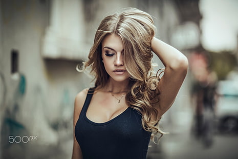 femme portant un haut à bretelles spaghetti noir, femmes, Mariia Markova, blonde, yeux fermés, portrait, collier, mains sur la tête, profondeur de champ, 500px, Fond d'écran HD HD wallpaper