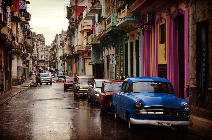 voitures, ville, paysage urbain, maisons colorées, maisons colorées, vieux, garé, pluvieux, rue, vintage, humide, Fond d'écran HD