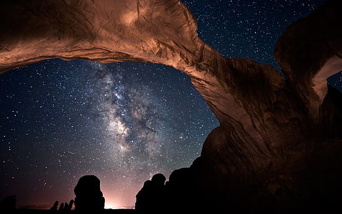 茶色の岩の形成、天の川、宇宙、アーチ、岩の形成、アーチーズ国立公園、ユタ、岩、夜、デジタルアート、星、 HDデスクトップの壁紙 HD wallpaper