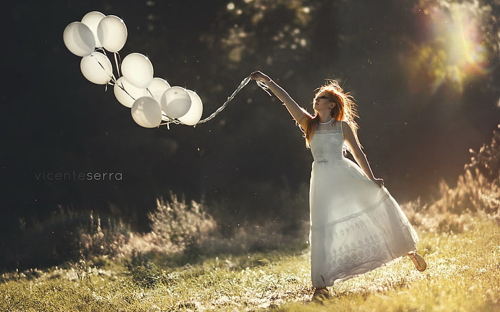 Vincente Serra, women outdoors, balloon, sunlight, women, dress, white dress, model, outdoors, 500px, HD wallpaper
