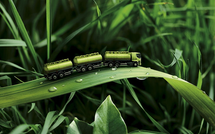brinquedo modelo de escala de caminhão de frete verde, macro fotografia de trem verde na grama verde, natureza, caminhões, folhas, caminhão, obras de arte, brinquedos, HD papel de parede