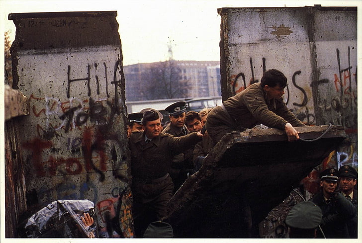 jaqueta marrom masculina e calça marrom, Berlim, Guerra Fria, muro de Berlim, RDA, Alemanha Oriental, RDA, soldado, HD papel de parede