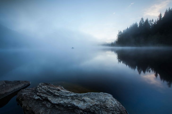природа, озеро, скалы, туман, лодка, синий, спокойствие, HD обои