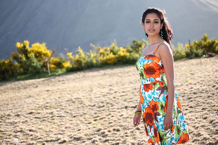 Sarah Jane Dias Bonito, vestido de cinta de espaguete floral laranja, verde e azul feminino, celebridades de Bollywood, celebridades femininas, bollywood, atriz, HD papel de parede