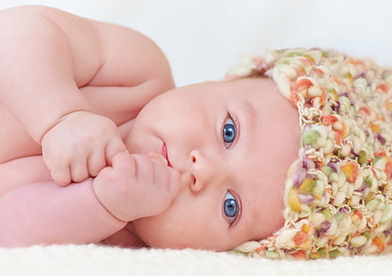 sombrero de ganchillo amarillo y rosa del bebé, ojos, mirada, cara, niño, bebé, azul, gorra, Fondo de pantalla HD HD wallpaper