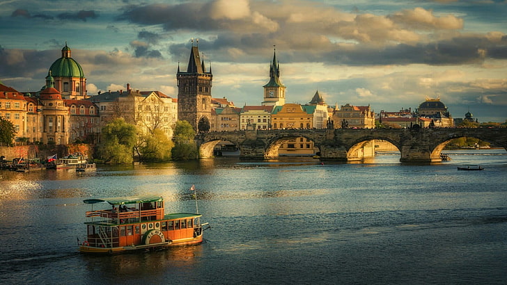 Прага, Чехия, Чехия, Европа, мост Чарлз, река Вълтава, градски пейзаж, мост, река, круиз, лодка, кораб, романтичен, небе, облак, HD тапет