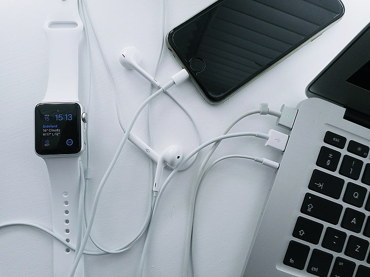 Srebrna aluminiowa koperta Apple Watch z białym paskiem sportowym i srebrnym MacBookiem Pro, Apple, iPhone, iwatch, Macbook, Tapety HD