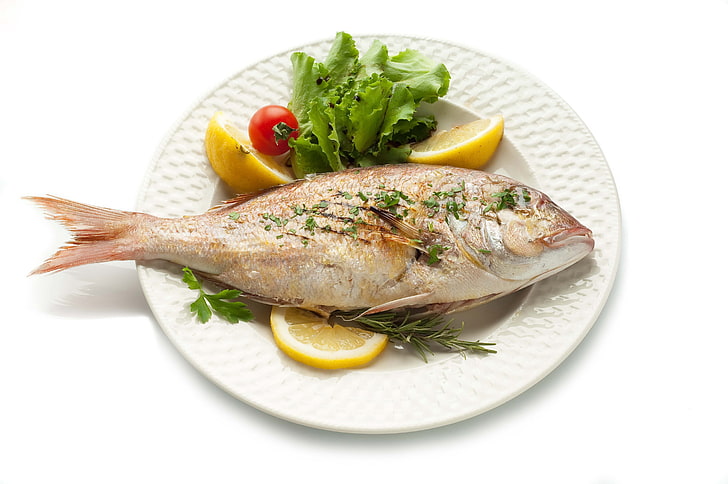 野菜、魚、皿、ハーブ、レモン、白い背景で調理された魚、 HDデスクトップの壁紙