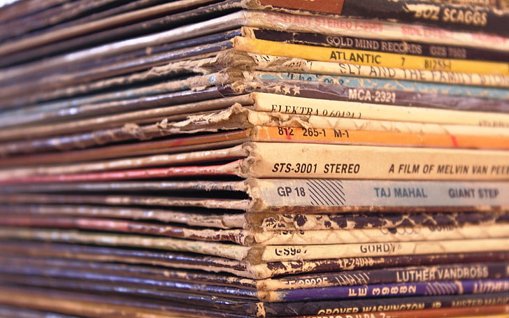 Buchsortiment mit verschiedenen Titeln, Vinyl, Schallplatten, ramponiert, HD-Hintergrundbild