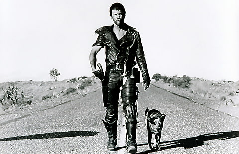 męska skórzana kurtka zapinana na zamek, droga, pies, sztuka, postapokaliptyczne, Mel Gibson, Road warrior, Mad Max 2, Tapety HD HD wallpaper