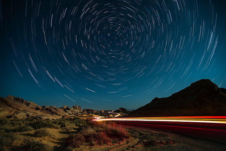 betongväg med bergbakgrund på natten, öken, rörelse, betongväg, berg, bakgrund, natt, Valley of Fire, nattfotografering, Nevada, stjärnspår, bil, natt, motorväg, stjärna - Rymden, galax, HD tapet