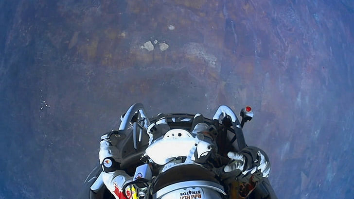 白い宇宙飛行士のスーツ、空撮、スカイダイバー、 HDデスクトップの壁紙