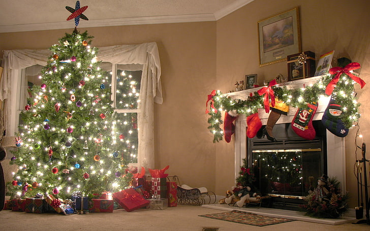 green Christmas tree, house, holiday, tree, fireplace, HD wallpaper