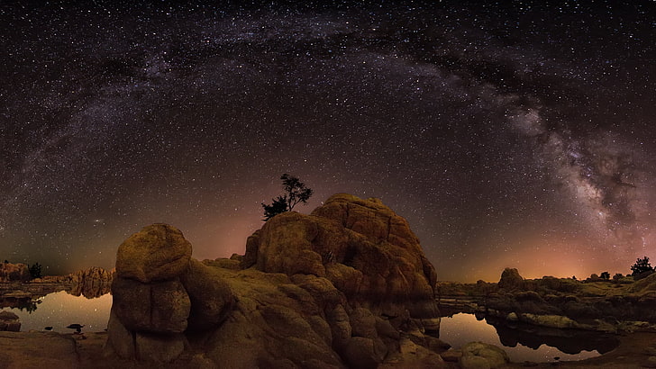 formación rocosa bajo noche estrellada, isla marrón cerca del cuerpo de agua, formación rocosa, paisaje, Vía Láctea, naturaleza, cielo, estrellas, roca, Fondo de pantalla HD