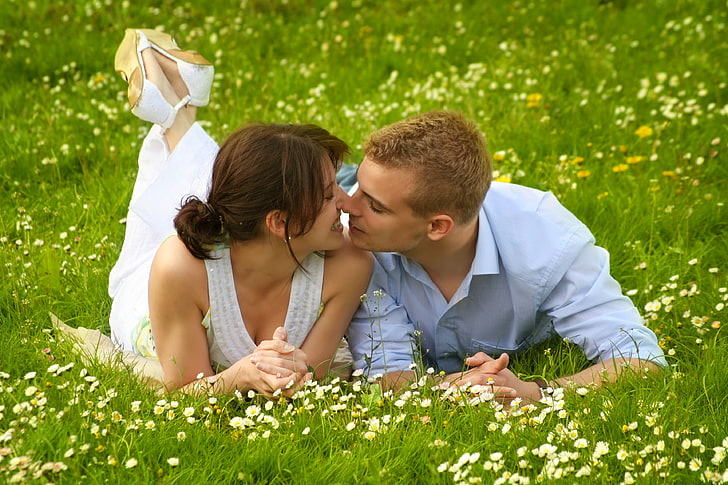 men's grey dress shirt, boy, girl, grass, field, chamomile, kiss, HD wallpaper