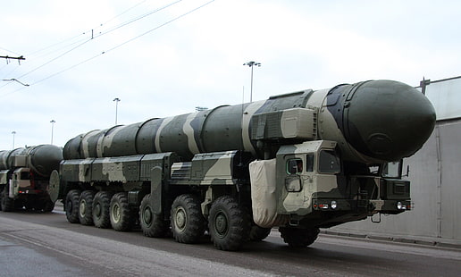 grauer und grüner Lastwagen, Russland, Rakete, Komplex, Topol-M, THE ARMED FORCES, SRF, strategischer Zweck, HD-Hintergrundbild HD wallpaper