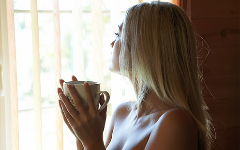 белая керамическая чайная чашка, женская, модель, блондинка, длинные волосы, расщепление, чашка, руки, окно, шторы, моника шанталь, кофе, HD обои HD wallpaper