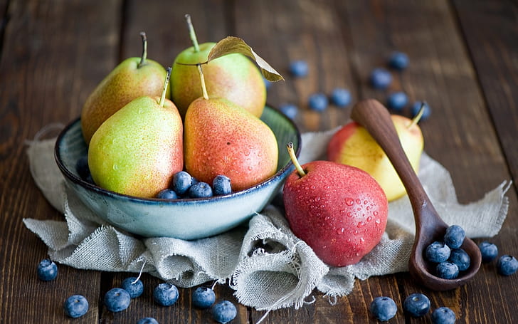 果物、梨、ブルーベリー、スプーン、静物、青い果実と梨の果物、果物、梨、ブルーベリー、スプーン、静物、人生、 HDデスクトップの壁紙