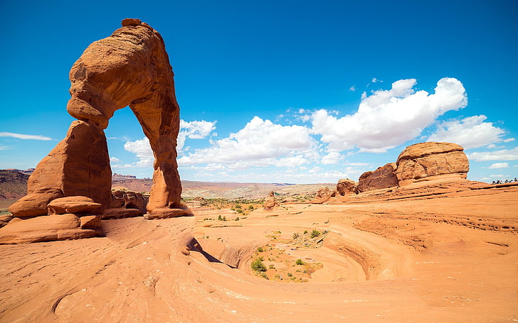 茶色の岩の形成、砂漠、岩の形成、風景、アーチーズ国立公園、アーチ、ユタ、雲、繊細なアーチ、 HDデスクトップの壁紙