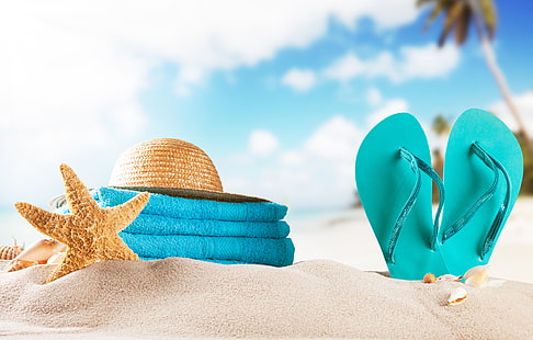 par de chanclas verde azulado y sombrero marrón para el sol, arena, playa, toalla, sombrero, concha, estrella de mar, pizarras, Fondo de pantalla HD HD wallpaper