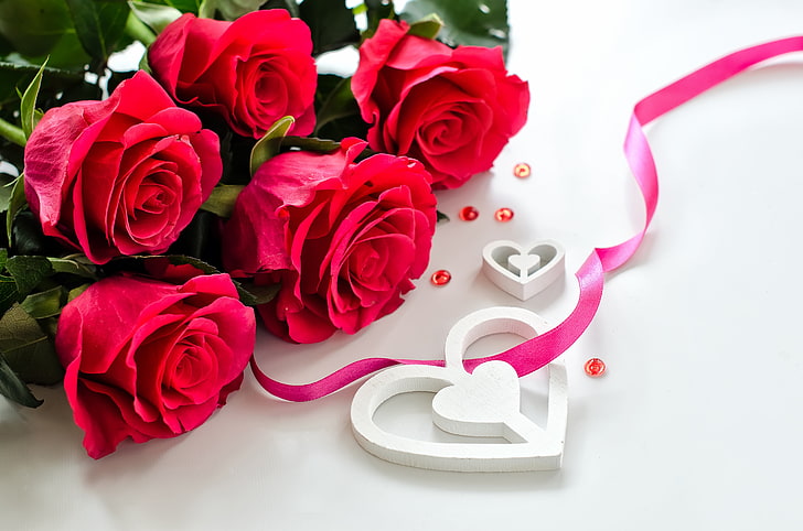пет червени рози, любов, цветя, рози, венчелистчета, ден на влюбените, HD тапет