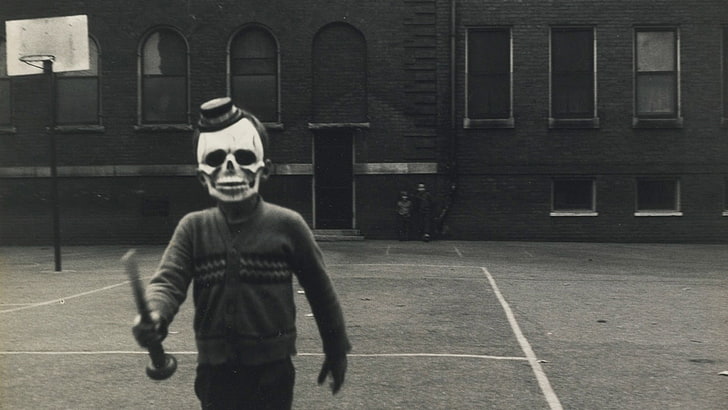 Hombre vestido con máscara de calavera, cráneo, máscara, sombrero, monocromo, suéter, cara de miedo, Fondo de pantalla HD