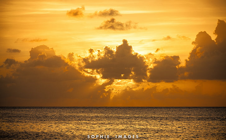 Beau coucher de soleil à Hawaï, mer pendant la photographie de l'heure d'or, nature, soleil et ciel, océan, coucher de soleil, eau, or, Hawaï, nuages, Oahu, Waikiki, tropique, goldensky, Fond d'écran HD