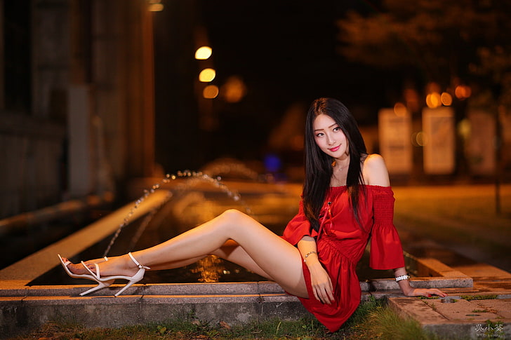 красное женское мини-платье с длинными рукавами, азиатка, женщины, модель, брюнетка, сидя, фонтан, вода, ночь, красные ногти, ножки, высокие каблуки, платье, обнаженные плечи, глядя в сторону, улыбается, женщины на улице, HD обои