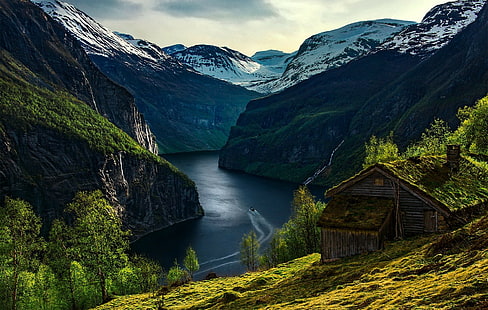 Natur, Landschaft, Geiranger, Fjord, Norwegen, Berge, Kabine, Bäume, Morgen, schneebedeckte Spitze, Boot, Wasserfall, Gras, HD-Hintergrundbild HD wallpaper
