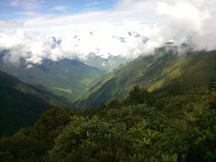 Berg bedeckt mit Bäumen Blick unter bewölkten Himmel, Gosaikunda, Nepal, Landschaft, Berge, Natur, Wolken, Südamerika, Pflanzen, HD-Hintergrundbild
