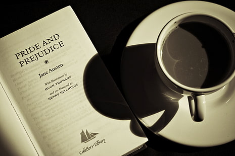 weiße Teetasse und Untertasse, Kaffee, Buch, anders, Jane Austen, ein Kaffee, Stolz und Vorurteile, HD-Hintergrundbild HD wallpaper
