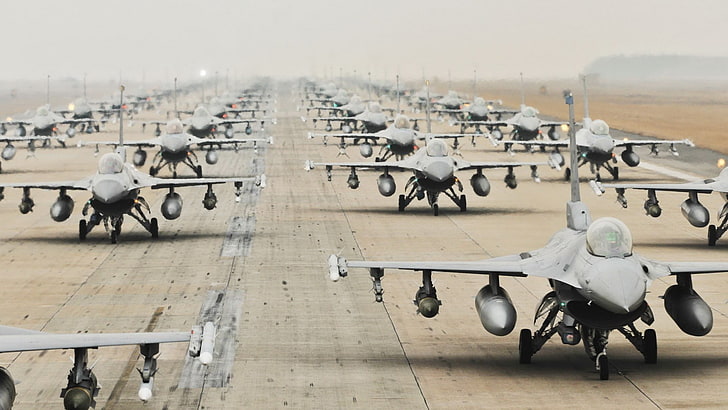 灰色の戦闘機、舗装、飛行機、ゼネラルダイナミクスF-16ファイティングファルコン、ジェット戦闘機、滑走路、軍、軍用機、 HDデスクトップの壁紙