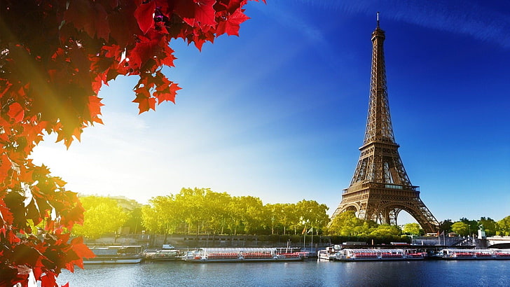 Eiffelturm, Paris-Malerei, Eiffelturm nahe Bäumen und Gewässer, Eiffelturm, Paris, Sonnenlicht, Wasser, Bäume, Fluss, Boot, Architektur, Blätter, Himmel, Stadt, Gebäude, Frankreich, Natur, HD-Hintergrundbild