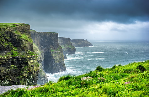 モハーの断崖、アイルランド、ヨーロッパ、アイルランド、オーシャン、旅行、風景、草、曇り、風、嵐、大西洋、雲、崖、休暇、訪問、観光、モハー、観光地、クレア、リスカナー、ビセア、 HDデスクトップの壁紙 HD wallpaper